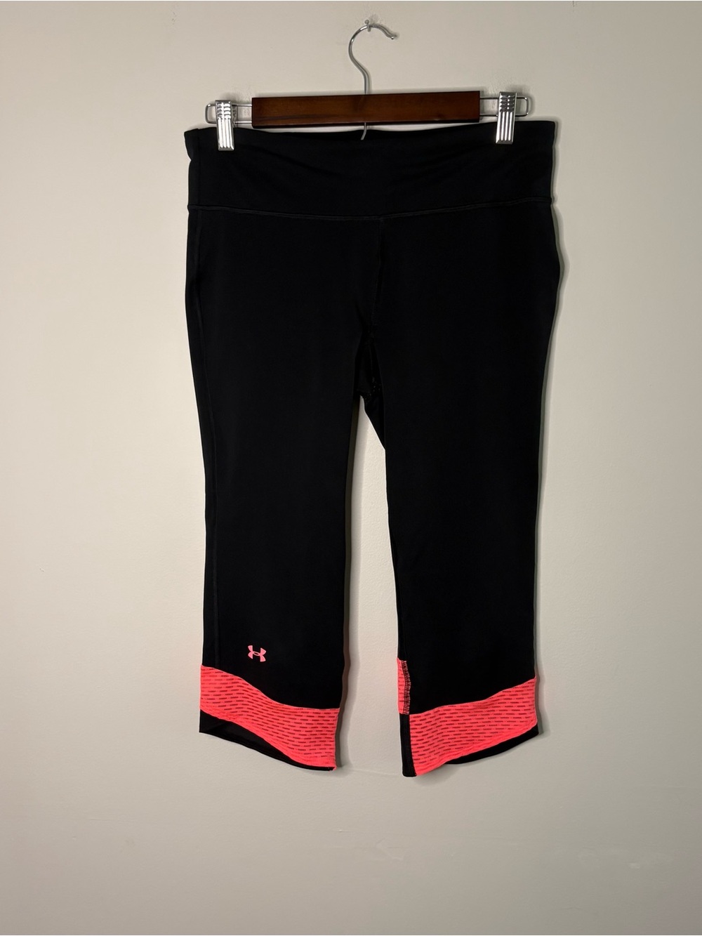 Under Armour Women’s Black Capri Leggings with Coral pink Accents 28” waist